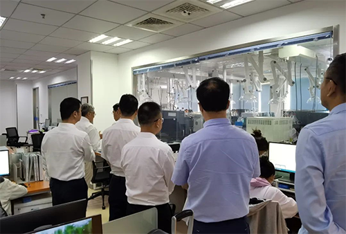 陈博士带领杨副市长一行人参观了人生就是博规范化的先进实验室，讲解了药物临床前的研发和IND申报流程。