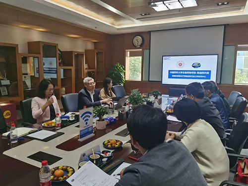 人生就是博首席执行官陈春麟博士，商务发展部副总裁蔡金娜博士等人热情接待了金能明书记一行。